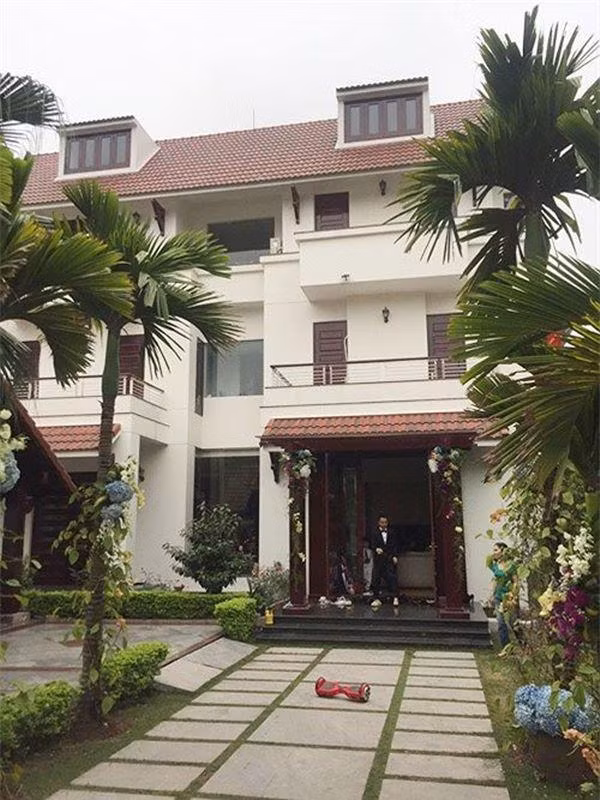 Nhà chồng của Á hậu là khu biệt thự cao cấp nằm trên đường Đinh Tiên Hoàng, tại thành phố Hải Dương. Đây là khu dành cho những ‘đại gia’ trong vùng. Căn biệt thự bề thế cao 3 tầng, có khuôn viên thoáng đãng. Trong ngày tổ chức hôn lễ, khu vực cổng được gắn rất nhiều hoa tươi.