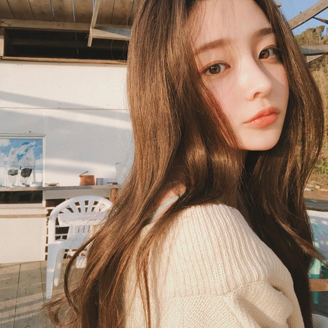 Giống với Na Hee, Hwamin cũng chọn phong cách dễ thương. Mái tóc dài uốn nhẹ cùng nét mặt, lối trang điểm tương đồng khiến hai hot girl từng nhiều lần bị nhầm lẫn, đặc biệt trong những bức ảnh cả hai chia sẻ trên trang cá nhân.