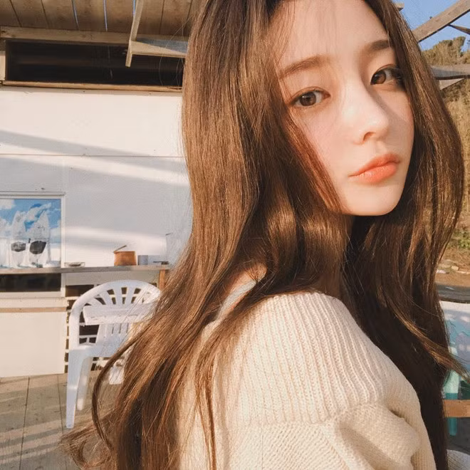 Giống với Na Hee, Hwamin cũng chọn phong cách dễ thương. Mái tóc dài uốn nhẹ cùng nét mặt, lối trang điểm tương đồng khiến hai hot girl từng nhiều lần bị nhầm lẫn, đặc biệt trong những bức ảnh cả hai chia sẻ trên trang cá nhân.