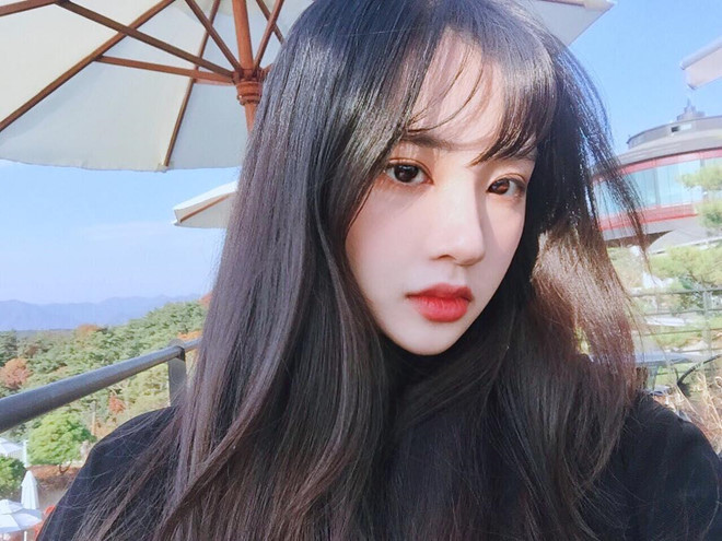 Han Jeong Joo là một cái tên khá quen thuộc với giới trẻ Hàn Quốc. Cô nàng sinh năm 1996 bắt đầu nổi tiếng sau loạt ảnh chụp chung với mẹ. So với các hot girl khác, Jeong Joo được nhận xét có gương mặt đặc biệt và cuốn hút hơn.