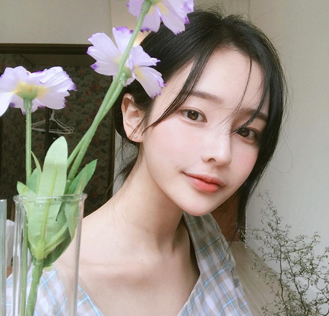 Hwamin (tên thật là Hwamin Son, sinh năm 1996) nổi tiếng trong giới trẻ Hàn Quốc vì sở hữu gương mặt xinh đẹp và gu thời trang thời thượng. Trang cá nhân của hot girl hiện có hơn một triệu lượt theo dõi.