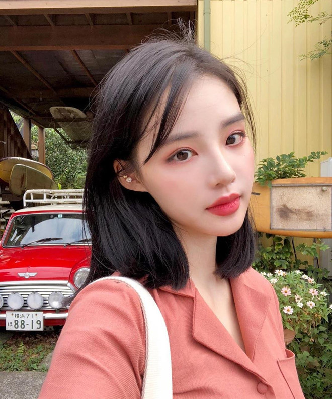 Tuy nhiên, trong nhiều bức ảnh mới đây chia sẻ trên trang cá nhân, hot girl có gương mặt khác lạ so với thời điểm mới nổi tiếng. Dân mạng đặt nghi vấn cô nàng đã can thiệp phẫu thuật thẩm mỹ ở phần môi, mũi và cằm khiến gương mặt mất đi vẻ tự nhiên, hài hòa vốn có.