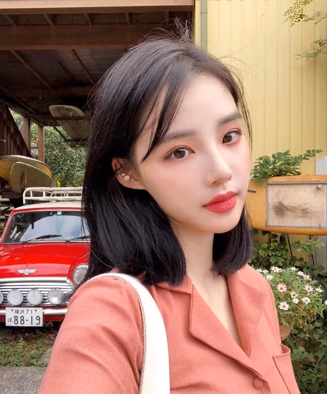 Tuy nhiên, trong nhiều bức ảnh mới đây chia sẻ trên trang cá nhân, hot girl có gương mặt khác lạ so với thời điểm mới nổi tiếng. Dân mạng đặt nghi vấn cô nàng đã can thiệp phẫu thuật thẩm mỹ ở phần môi, mũi và cằm khiến gương mặt mất đi vẻ tự nhiên, hài hòa vốn có.