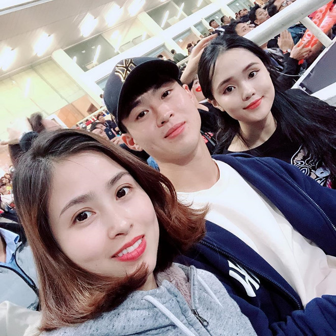 Hẹn hò đã 3 năm, Nguyễn Quỳnh Anh - bạn gái Duy Mạnh - thân thiết với gia đình nam hậu vệ như người một nhà. Quỳnh Anh thường xuyên xuất hiện trong những buổi tụ tập, đi chơi của gia đình Duy Mạnh hay cùng chị gái, bố mẹ anh đến sân cổ vũ tuyển Việt Nam. Ảnh: @huyentrangsusi.