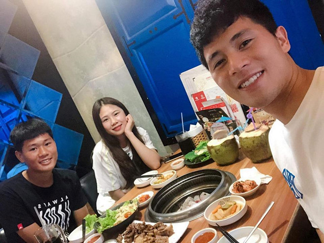 Bên nhau từ những ngày còn học cấp 3, cặp Đình Trọng - Trang "heo" sớm nhận được sự ủng hộ của gia đình nam trung vệ. 9X quê Điện Biên cũng là gương mặt quen thuộc trong những buổi họp mặt của nhà bạn trai. Bên cạnh đó, Trang "heo" cũng có mối quan hệ thân thiết với Trần Bình - em trai Trọng "ỉn". Ảnh: FBNV.