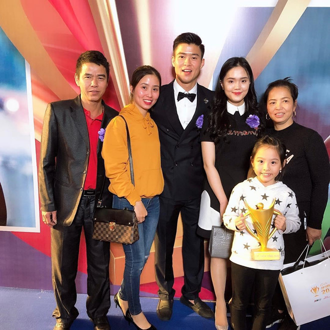 Khi Duy Mạnh cùng đồng đội nhận giải thưởng ở cúp Chiến thắng 2018, bạn gái Quỳnh Anh cũng có mặt ở lễ trao giải, chụp ảnh kỷ niệm như một thành viên trong gia đình bạn trai. Bên nhau ngọt ngào, bền lâu, cặp "trai tài gái sắc" được nhiều người hâm mộ mong sớm về chung một nhà. Ảnh: @huyentrangsusi.