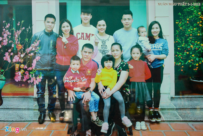 Tết Nguyên đán năm ngoái, Mạnh "gắt" đã đưa bạn gái về nhà chơi và chụp ảnh kỷ niệm. Đôi trẻ đứng cạnh nhau tình cảm ở giữa bức hình, ngay sau bố mẹ nam hậu vệ. Ảnh: Kiệt Trần, Việt Hùng.