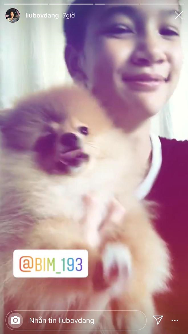 Trước đó, Thanh Giang cũng chia sẻ lại nhiều bài đăng của Yến Xuân trên trang cá nhân. Hai người cũng theo dõi Instagram của nhau và thường xuyên "thả tim" tại các bài viết. Hiện, Thanh Giang, Yến Xuân đều ở Thái Lan thăm Văn Lâm và thường xuyên chia sẻ ảnh đi chơi vui vẻ. Ảnh chụp màn hình.
