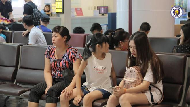 Ngày 30/6 vừa qua, khi Đình Trọng đáp chuyến bay từ Singapore về Hà Nội sau phẫu thuật chấn thương dây chằng, mẹ của anh và Trang "heo" sớm đã có mặt tại sân bay Nội Bài (Hà Nội) để đón anh. Khi được chia sẻ, hình ảnh thân thiết này nhận được nhiều lời khen từ dân mạng. Ảnh: CLB Hà Nội.