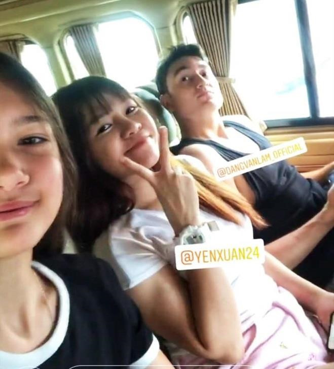 Sau khi ngầm công khai, Văn Lâm - Yến Xuân thoải mái hơn trong việc chia sẻ hình ảnh hẹn hò tại Thái Lan. Nữ PT 28 tuổi cũng được cho là có mối quan hệ thân thiết với Đặng Thanh Giang - em gái Văn Lâm. Ngày 12/8, khi đến Thái Lan thăm anh trai, Thanh Giang chia sẻ ảnh chụp chung nhí nhảnh và tag tên Yến Xuân. Ảnh chụp màn hình.