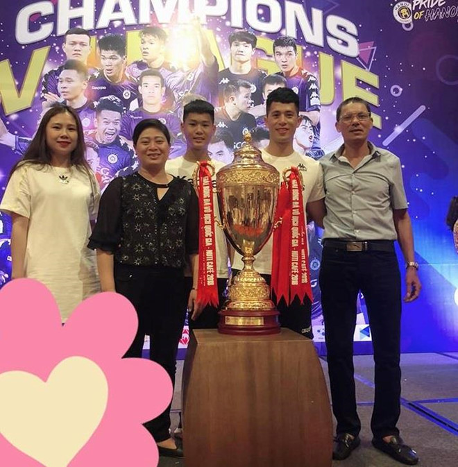 Trang "heo" cũng thường xuyên là người "hộ tống" cha mẹ bạn trai khi cùng xuất hiện cổ vũ Đình Trọng trong các trận đấu hay tham dự lễ trao giải. Vẻ ngoài dịu dàng, xinh xắn của cô nàng cũng được lòng nhiều người hâm mộ trung vệ số 21. Ảnh: FBNV.