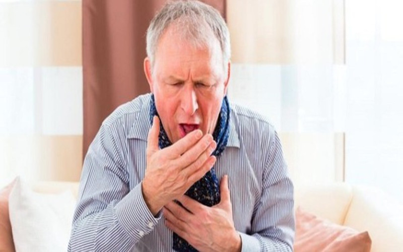 Khó thở, thở nặng nhọc: Leo cầu thang 1, 2 tầng mà cảm thấy cơ thể mệt mỏi, thở hổn hển, thở khó khăn, thở gấp, thở nặng nhọc thì đây là một điều khá bất thường. Hãy cẩn thận và cần phải đến gặp bác sĩ càng sớm càng tốt, bởi vì đây cũng là một dấu hiệu ung thư phổi giai đoạn đầu.