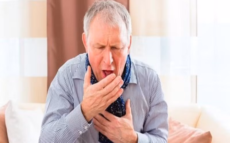 Khó thở, thở nặng nhọc: Leo cầu thang 1, 2 tầng mà cảm thấy cơ thể mệt mỏi, thở hổn hển, thở khó khăn, thở gấp, thở nặng nhọc thì đây là một điều khá bất thường. Hãy cẩn thận và cần phải đến gặp bác sĩ càng sớm càng tốt, bởi vì đây cũng là một dấu hiệu ung thư phổi giai đoạn đầu.