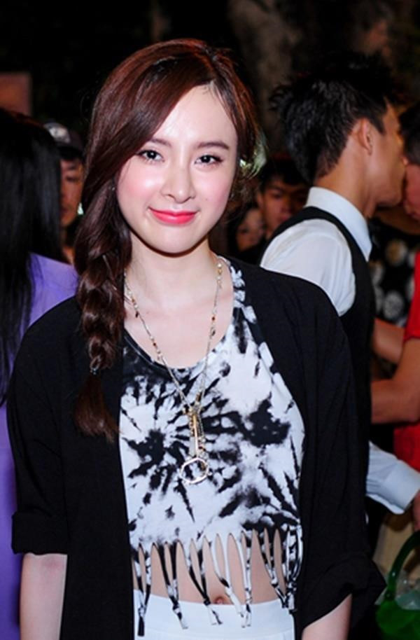 Angela Phương Trinh cũng từng có thời gian nổi loạn, yêu thích trang phục hở bạo. Trang phục hở tiếp tục được cô mặc ngay cả khi đi lễ Tổ. Và "bà mẹ nhí" không tránh khỏi những lời chỉ trích từ khán giả.