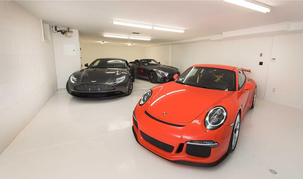 Nhà để xe rộng lớn với sức chứa hơn 4 chiếc.