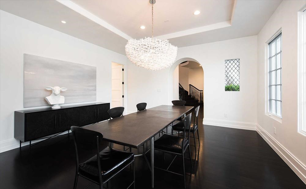 Phòng ăn trang nhã, thể hiện sự đối lập giữa 2 màu đen trắng, mang vẻ đẹp đơn sơ, tối giản.