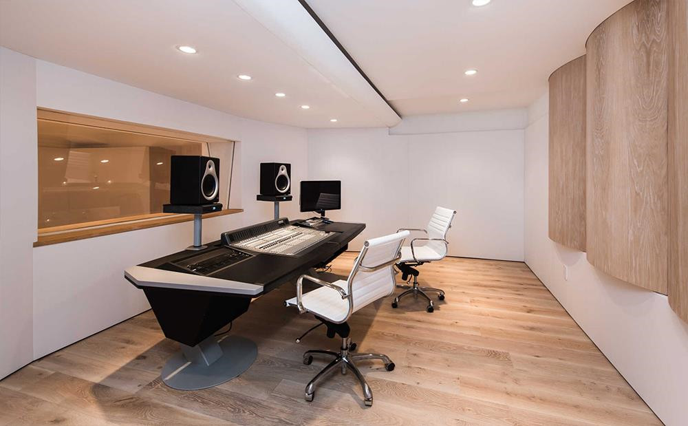 Một phòng thu âm hiện đại, cao cấp với hệ thống âm thanh tân tiến là điểm hấp dẫn đối với bất kỳ ngôi sao âm nhạc nào.