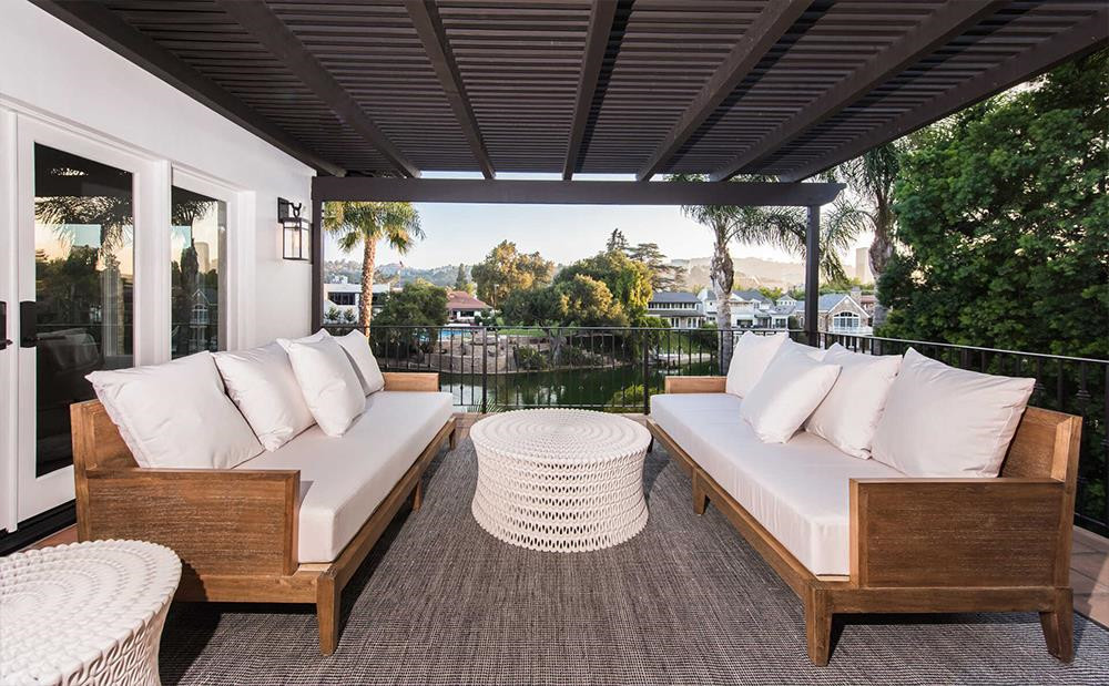 Khu vực thư giãn ngoài trời thoáng mát ngay dưới mái hiên, được kết hợp hài hòa với không gian sống trong nhà, là địa điểm lý tưởng để cùng nhau ăn uống, chuyện trò, và thưởng thức cảnh sắc thành phố.