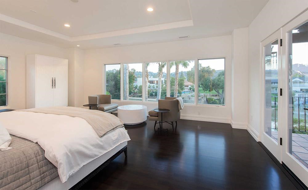 Phòng ngủ chính rộng rãi, tràn đầy ánh sáng tự nhiên, đi kèm với một phòng thay đồ và một phòng tắm được tích hợp bên trong. Những cánh cửa mang phong cách Pháp dẫn ra ngoài ban công rộng rãi, tiện lợi cho việc ngắm cảnh.