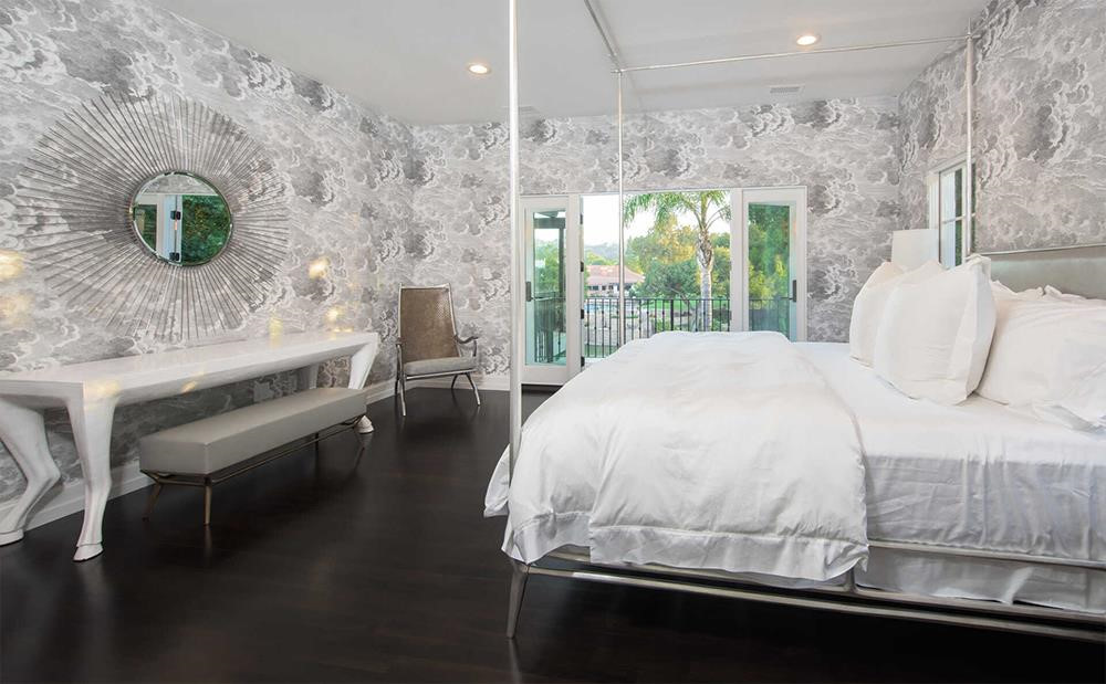 Các phòng ngủ phụ cũng được bài trí tinh xảo với sàn gỗ cứng đem đến sự ấm áp, còn ban công và cửa sổ mang lại không khí trong lành, thoáng mát.