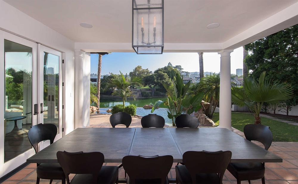 Được xây vào năm 2000 với tường trắng, mái ngói đỏ, biệt thự mang hơi thở vùng Địa Trung Hải với những đường nét kiến trúc Tây Ban Nha truyền thống pha lẫn hiện đại.