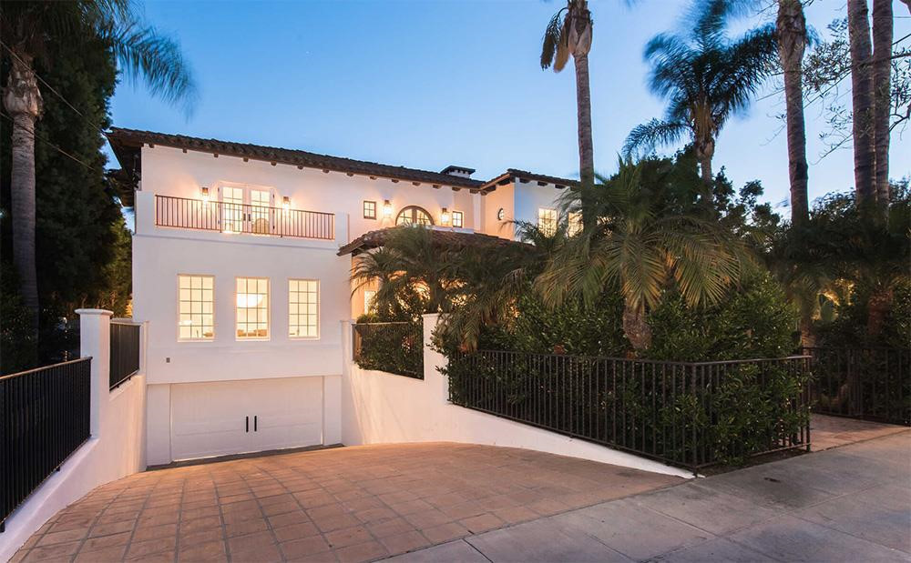 Nằm ở khu Toluca Lake, Los Angeles (bang California, Mỹ), biệt thự có diện tích hơn 603 m2 với 5 phòng ngủ, 6 phòng tắm và mới được rao bán trên thị trường bất động sản vào đầu tháng 8/2019 với giá 8,45 triệu USD.