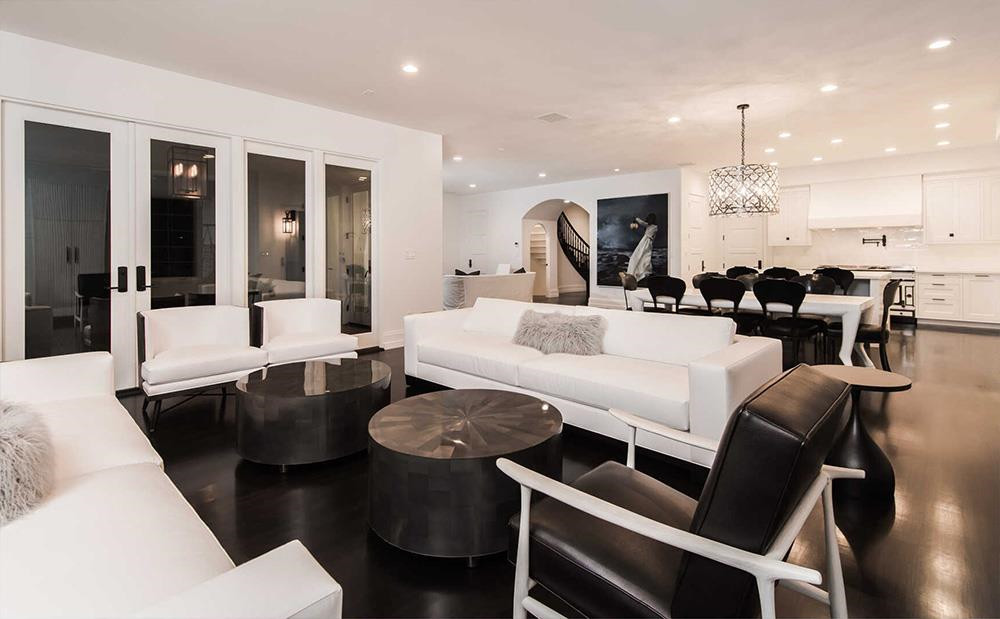 Phòng khách rộng lớn, sang trọng với sàn gỗ cứng, kết hợp cùng một khu vực ăn uống được bài trí kiểu cách, cầu kỳ.