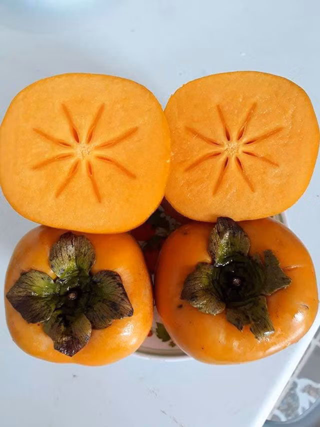 6. Hồng không hạt Hồng giòn không hạt được trồng nhiều ở Đà Lạt. Trái hồng có màu vàng cam khi chín cỡ nhỏ có đường kính dưới 1cm cho tới 9cm. Hồng được sử dụng như phương thuốc cổ truyền chữa nhiễm trùng phổi, trĩ và chữa bệnh suyễn. Thời điểm hiện nay, hồng giòn không hạt được bán với giá dao động từ 50.000-60.000đ/kg.