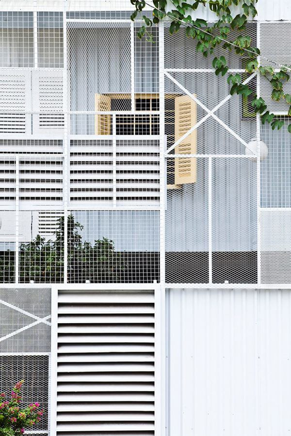 Sử dụng các kết cấu nhẹ như thép và tấm tôn để thay thế cho gạch và bê tông thông thường.