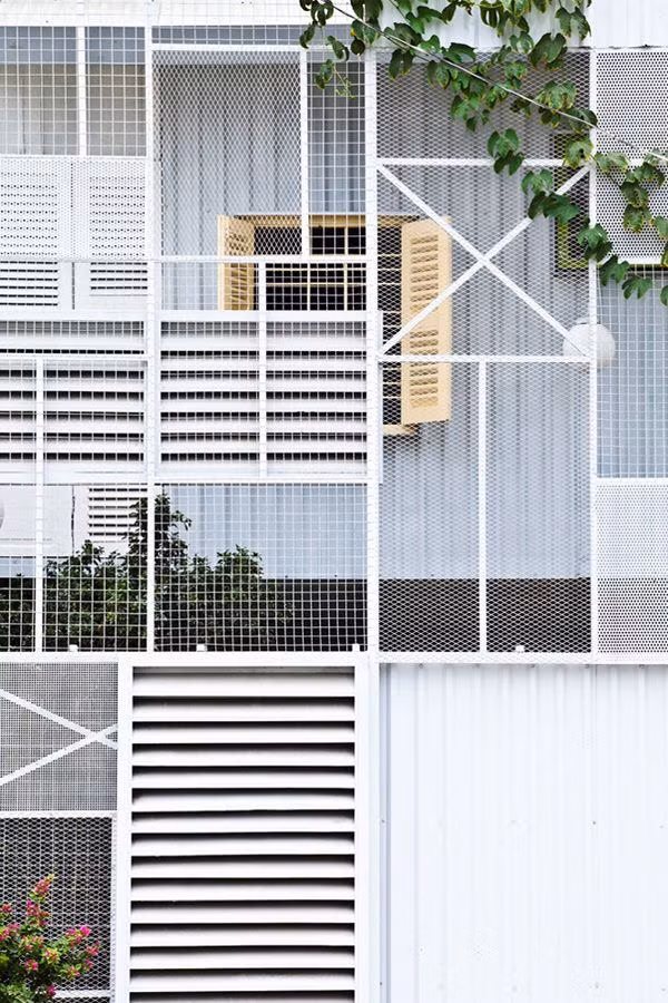 Sử dụng các kết cấu nhẹ như thép và tấm tôn để thay thế cho gạch và bê tông thông thường.