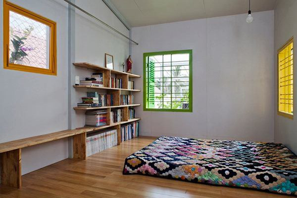 Phòng ngủ ấm cúng đủ sáng và chan hòa thiên nhiên.