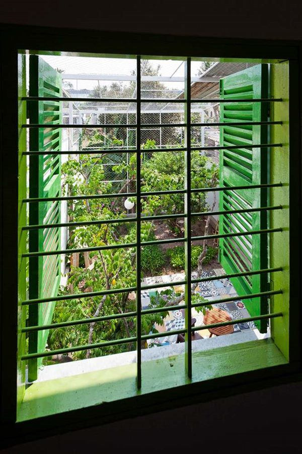 Cửa sổ lớn lấy ánh sáng và ngắm cảnh.