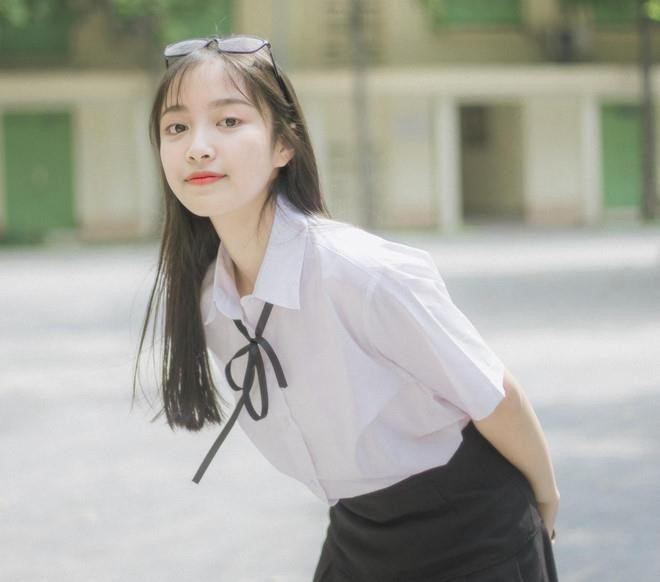 Thùy Linh được nhiều bạn bè nhận xét là sinh viên tiêu biểu của ĐH Thương mại. Ngoài việc học, cô nhận làm trợ giảng cho một trung tâm tiếng Anh. Mặt khác, cô còn là thành viên của CLB FBA - "Nhà Quản trị tương lai" nổi bật của trường.