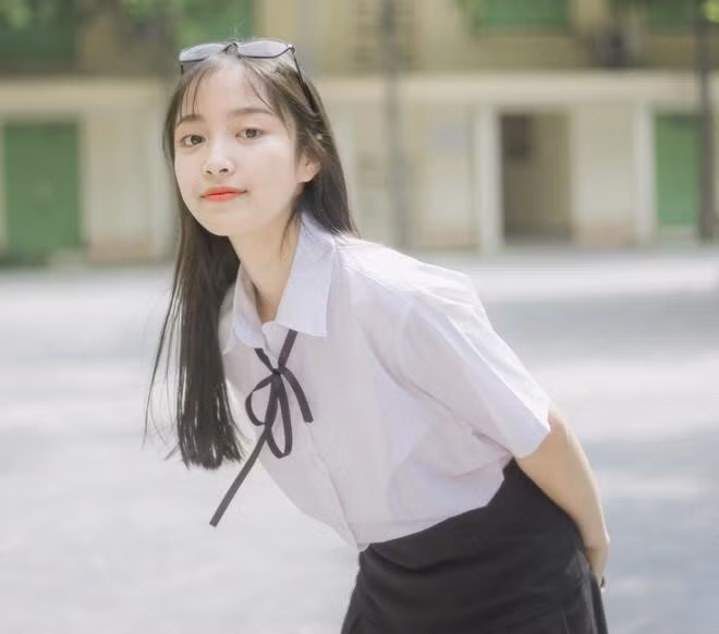 Thùy Linh được nhiều bạn bè nhận xét là sinh viên tiêu biểu của ĐH Thương mại. Ngoài việc học, cô nhận làm trợ giảng cho một trung tâm tiếng Anh. Mặt khác, cô còn là thành viên của CLB FBA - "Nhà Quản trị tương lai" nổi bật của trường.