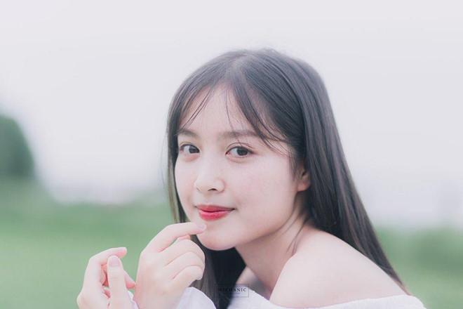 Nguyễn Thùy Linh đang là sinh viên năm 2 khoa Marketing, ĐH Thương Mại. 9X nổi lên từ trào lưu #10yearschallenge, được dân mạng khen có gương mặt trẻ trung không kém 10 năm trước.