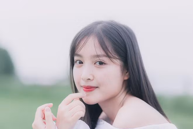 Nguyễn Thùy Linh đang là sinh viên năm 2 khoa Marketing, ĐH Thương Mại. 9X nổi lên từ trào lưu #10yearschallenge, được dân mạng khen có gương mặt trẻ trung không kém 10 năm trước.