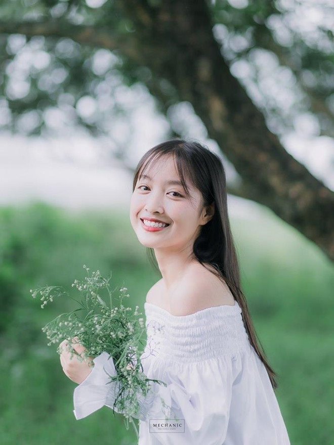 Hình ảnh của Thùy Linh thường xuất hiện trong các diễn đàn trai xinh gái đẹp. 9X được dân mạng khen sở hữu đôi mắt to tròn, gương mặt bầu bĩnh cùng nụ cười tươi. Nữ sinh ĐH Thương mại từng chia sẻ cô thường bị bạn bè trêu giống học sinh tiểu học vì gương mặt "trông không khác gì trẻ con" của mình.