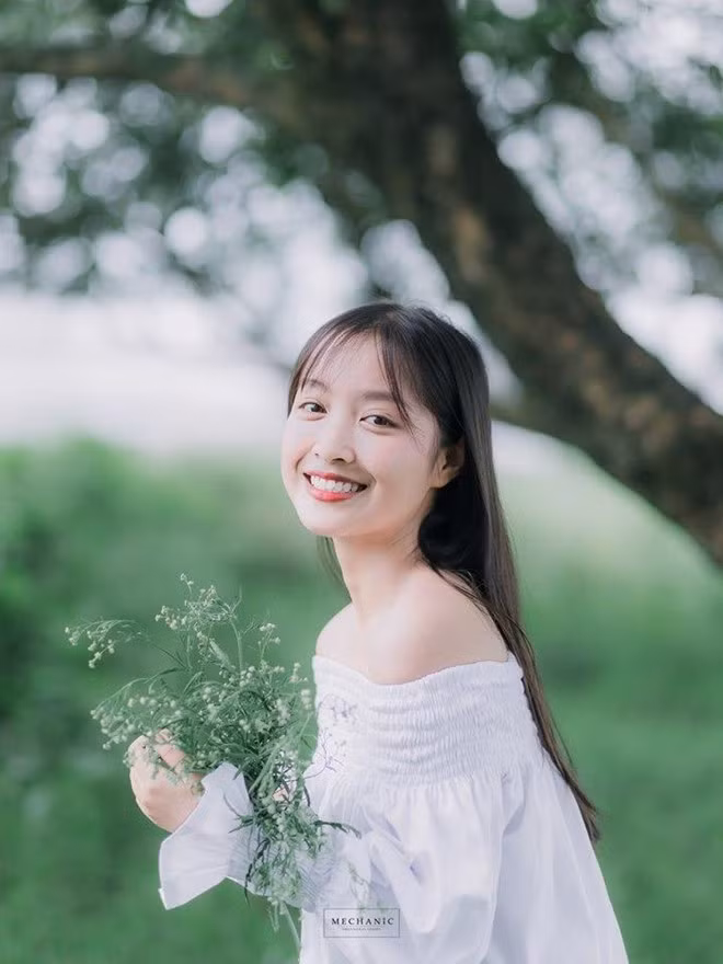 Hình ảnh của Thùy Linh thường xuất hiện trong các diễn đàn trai xinh gái đẹp. 9X được dân mạng khen sở hữu đôi mắt to tròn, gương mặt bầu bĩnh cùng nụ cười tươi. Nữ sinh ĐH Thương mại từng chia sẻ cô thường bị bạn bè trêu giống học sinh tiểu học vì gương mặt "trông không khác gì trẻ con" của mình.