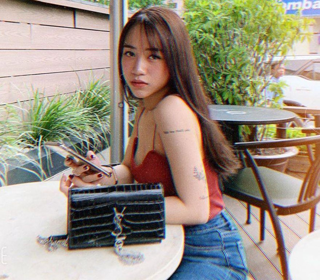 Ái nữ nhà Minh Nhựa được dân mạng xem là rich kid thế hệ mới. Cô sở hữu BST giày hiệu và những món đồ đắt đỏ đến từ các thương hiệu nổi tiếng như Gucci, Hermes, Chanel... Ngoài ra, 9X còn được dân mạng quan tâm khi mở cửa hàng kinh doanh thời trang ở tuổi 20.