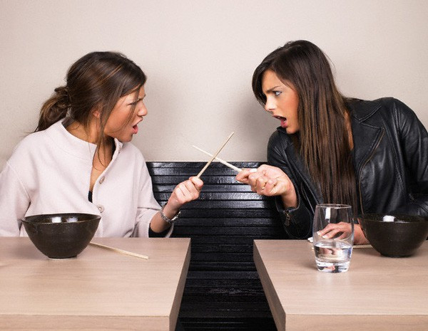 Chi dau tung doc chieu tri em chong o ban