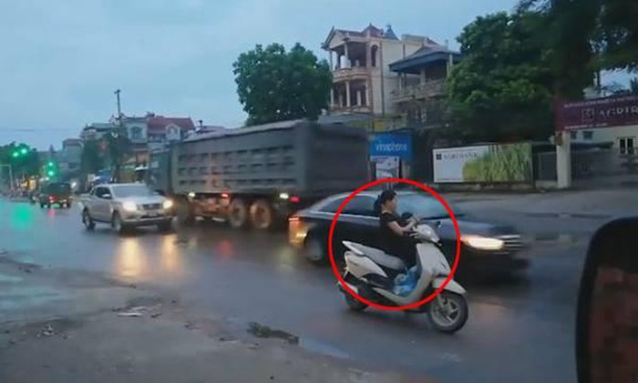 Nguoi phu nu than nhien dung xe giua duong roi lam dieu kho ngo