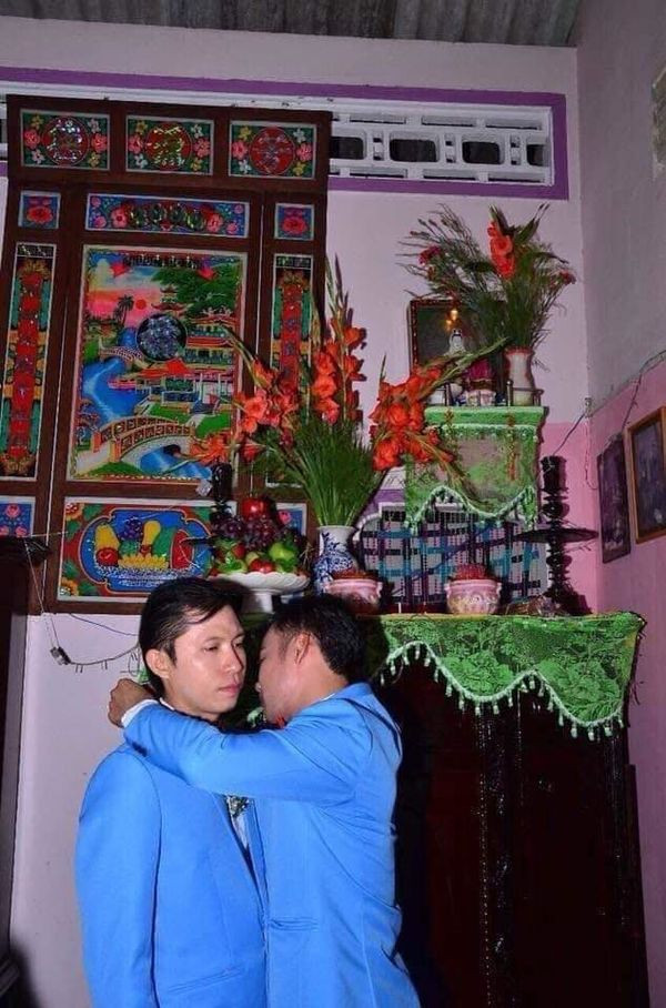 Hinh anh dam cuoi cua cap doi dong tinh nam khien dan tinh nguong mo