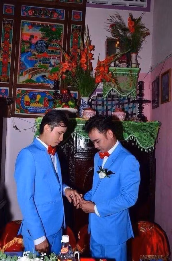 Hinh anh dam cuoi cua cap doi dong tinh nam khien dan tinh nguong mo-Hinh-2