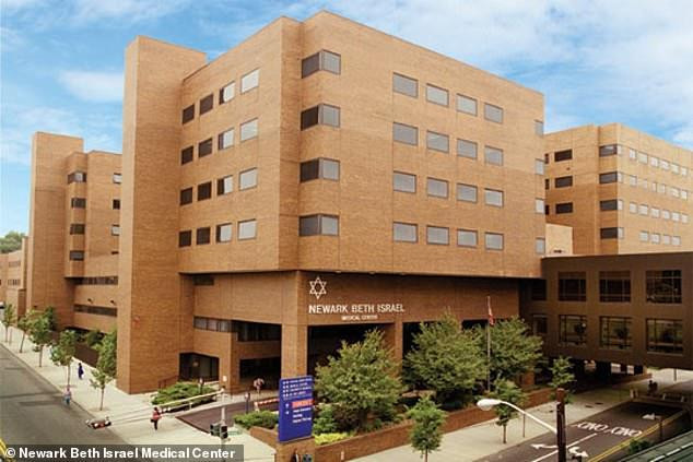Bệnh viện Newark Beth Israel đã quyết định nói dối gia đình bệnh nhân, giữ bệnh nhân chết não lại viện suốt 1 năm để tránh bệnh viện bị đánh giá tụt hạng.