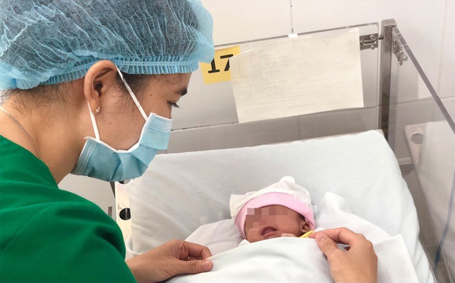 Me 20 tuoi bo con sinh non bi benh ho hap o lai benh vien