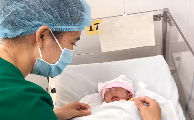 Me 20 tuoi bo con sinh non bi benh ho hap o lai benh vien