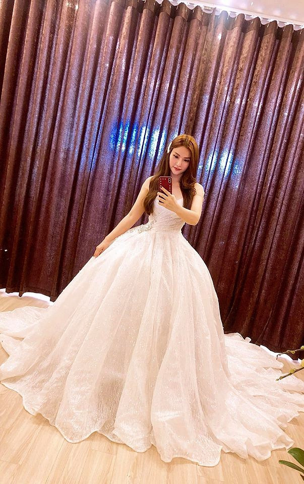 Thu Thuy bat ngo di thu vay cuoi, ro tin don ket hon lan 2