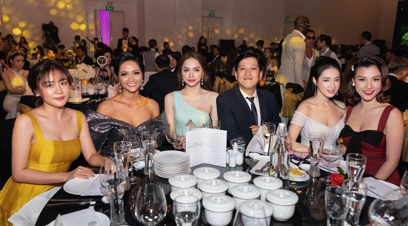 Cặp vợ chồng bên dàn khách mời.