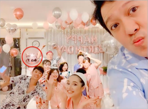 Cách đây 1 ngày, trong bữa tiệc tổ chức mừng sinh nhật Trường Giang, Nhã Phương vô tình để lộ tên thân mật của con gái. Cụ thể, trong ảnh được cắt ra từ clip có thể thấy một quả bóng có in dòng chữ chúc mừng sinh nhật "Ba Ti". Theo nhiều người dự đoán, đây có thể là tên thân mật của con gái Nhã Phương.