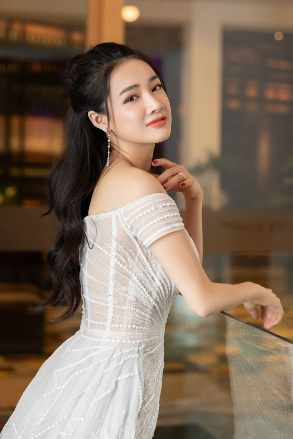 Cận cảnh nhan sắc xinh đẹp của Nhã Phương sau khi kết hôn với Trường Giang.